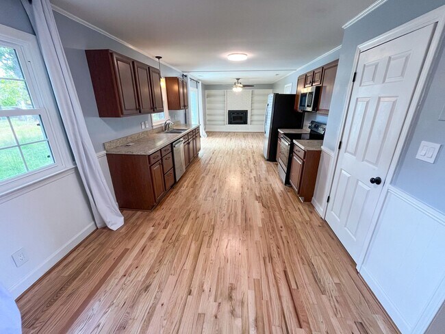 Building Photo - Gorgeous 3 bedroom, 2 bathroom brick home ...