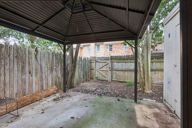 Building Photo - Move In Ready Brick Ranch in VB!