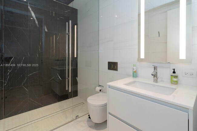 Building Photo - 300 Biscayne Blvd Way