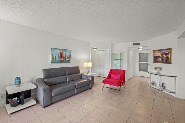 Building Photo - 3871 Via Poinciana