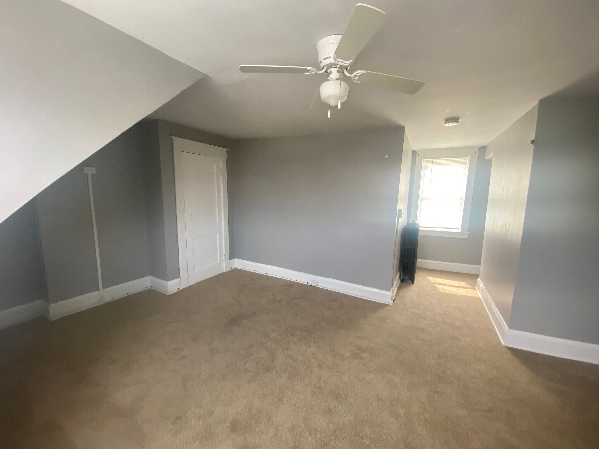 spacious master bedroom - 606 N Woodington Rd