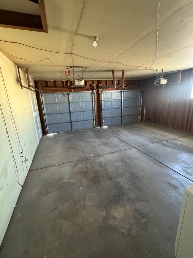 Building Photo - Country living at its best! Traditional farm house avail NOW