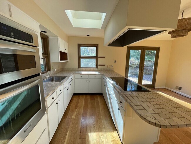 Building Photo - Glenview Hills HUGE 3 Bedroom 2.5 Bath Hom...