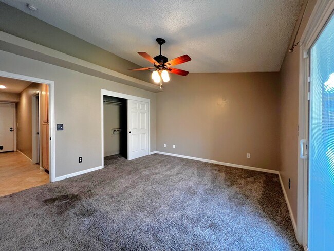 Building Photo - 516 Sun Rose Ave