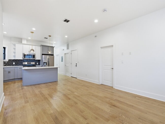 Building Photo - 32 Charles St