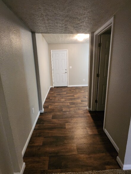 Building Photo - 2BED/1.5-2B15 BATH
