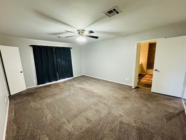 Building Photo - Quiet Wooded Home