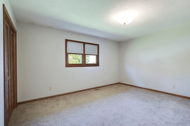 Building Photo - 702 W 6th Ave