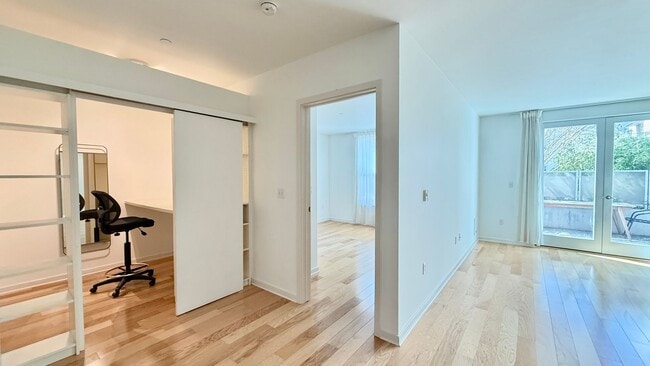 Building Photo - 1BR + Den / 1BA with Private Patio + Parking!