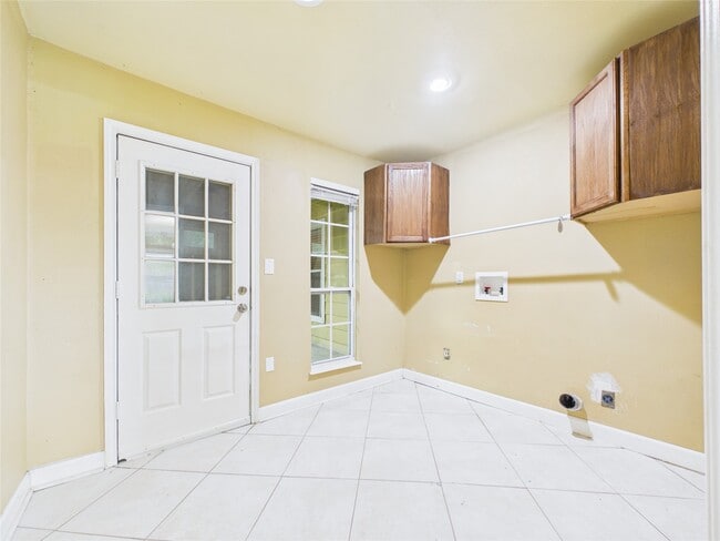 Building Photo - 1213 W Sidnor St