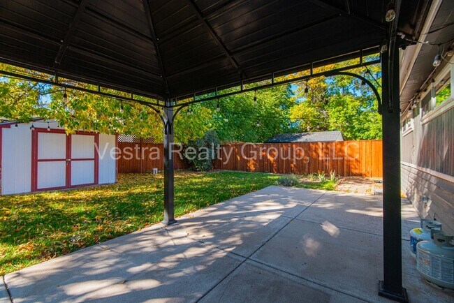 Building Photo - 2245 S King St