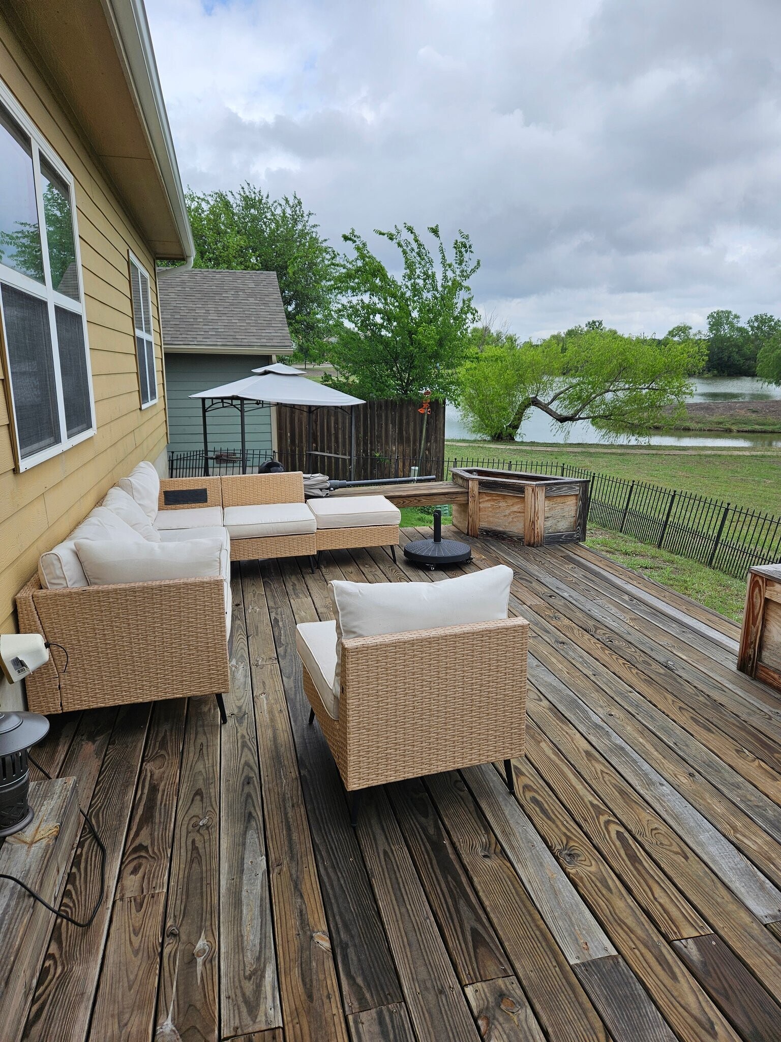 Building Photo - 1210 Plaza Lake Dr