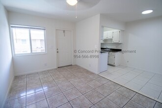 Building Photo - Nice 2nd Floor 1/1 in GREAT Hollywood Loca...