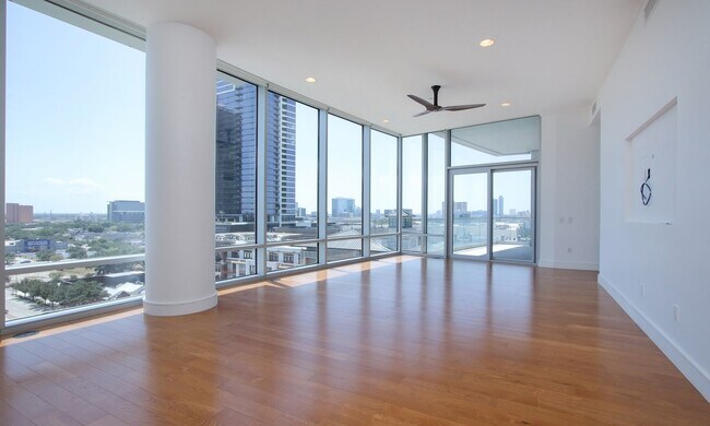 Building Photo - Exquisite Luxury high-rise 2 bedroom, 2bat...