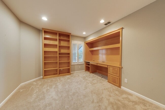 Building Photo - Stunning Folsom Split-Level Home with Pool & 3-Car Garage in Quiet Cul-De-Sac