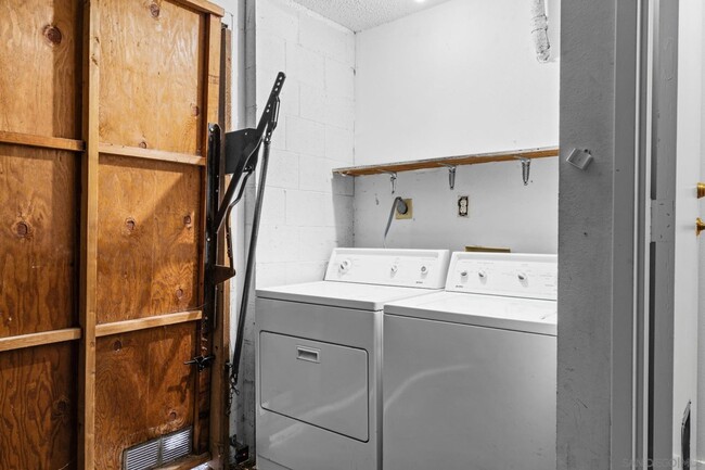 Building Photo - Upgraded 1 Bedroom, 1 Bath Townhome in Pri...