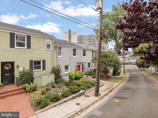 Building Photo - 209 Guthrie Ave