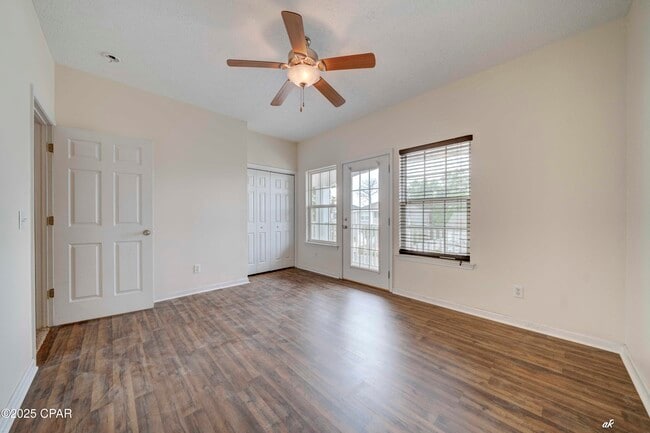 Building Photo - 2608 Laurel Dr