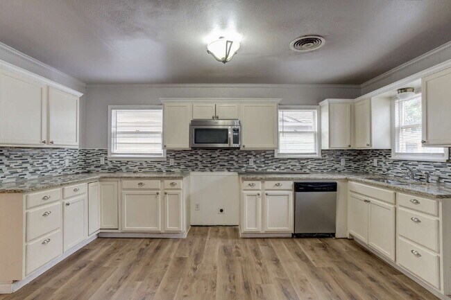 Building Photo - MOVE IN SPECIAL: FIRST FULL MONTH FREE