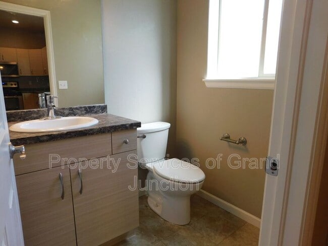 Building Photo - 1546 Poplar Dr