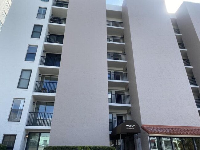 Building Photo - 275 1st St S