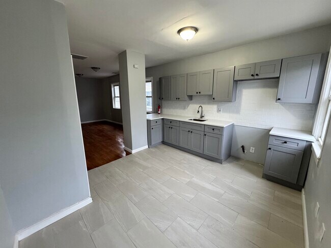 Building Photo - 30 E 49th St