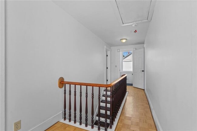 Building Photo - 15 1/2 Bayview Ave