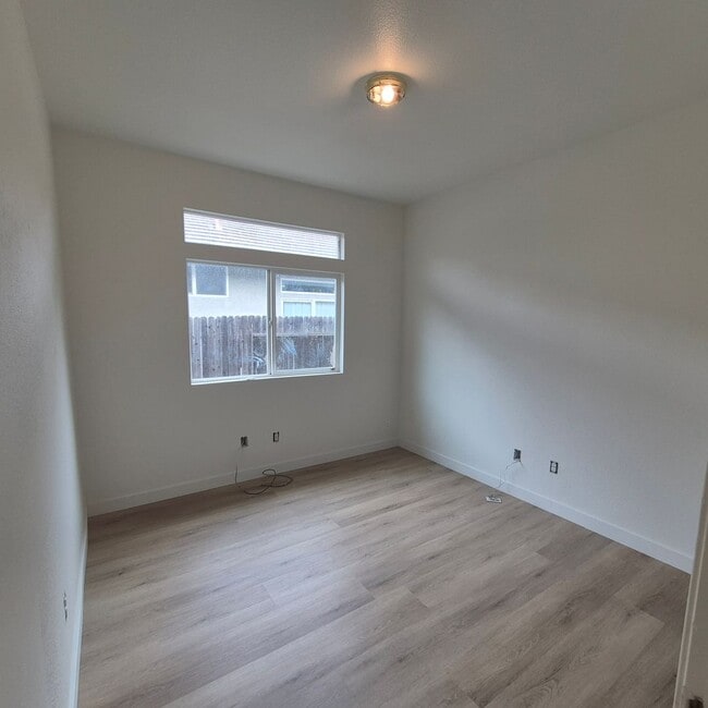 Building Photo - Single story Elk Grove home, 4 bedrooms, 2 baths; nice floor plan