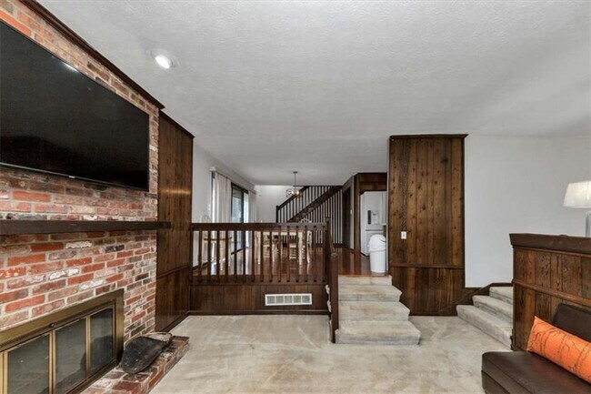 Building Photo - 3215 Redona Dr