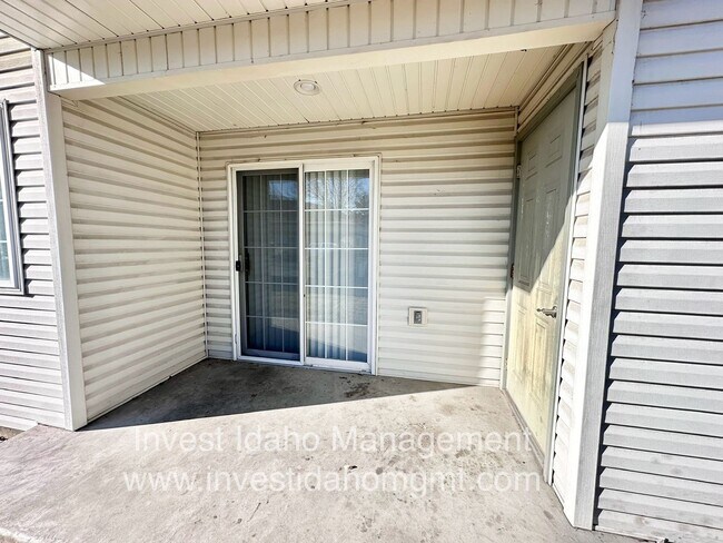 Building Photo - Fully renovated in 2025 2 bedroom, 2 bathroom ground floor apartment available soon.