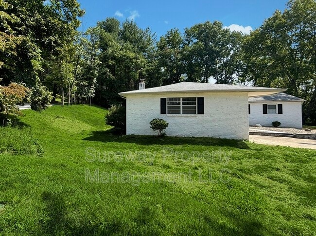 Building Photo - 605 Heather Ln