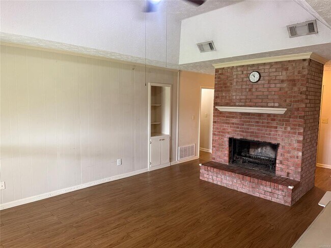 Building Photo - 803 Summer Ln
