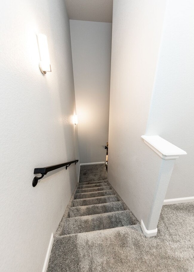 Building Photo - Urbanite Living near Downtown 3 Bed End Unit Townhouse