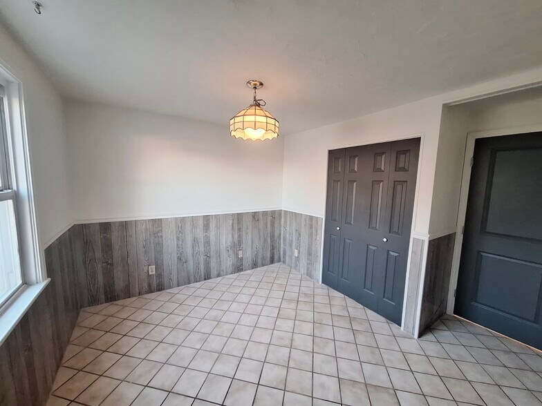 Building Photo - 991 Loucks Pl