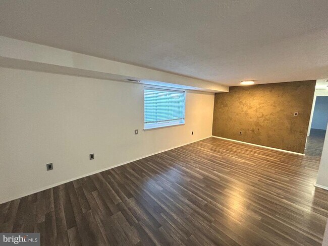 Building Photo - 12405 Hickory Tree Way