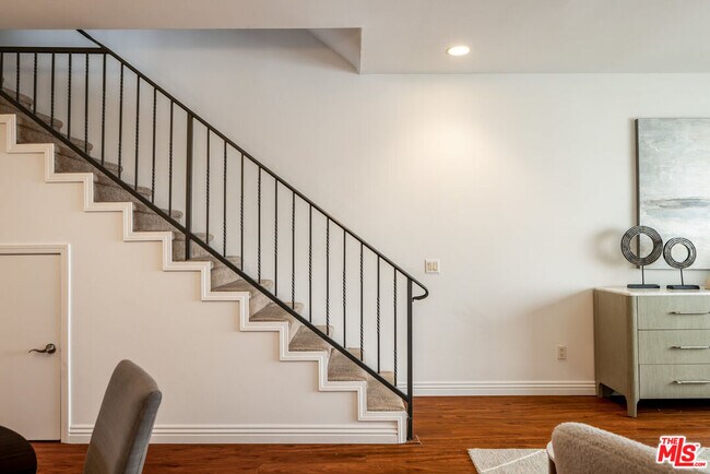 Building Photo - 109 S St Andrews Pl