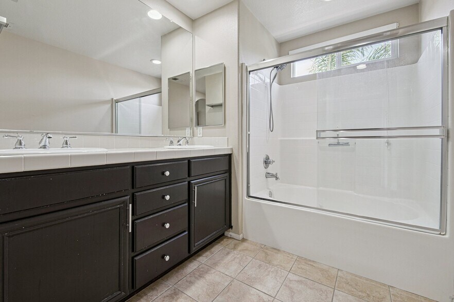Building Photo - 9449 Hendrix Ln