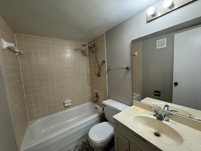 Building Photo - Contemporary 2/2 Condo Ground Level w/ Wheelchair Accessibility! 436/Curry Ford