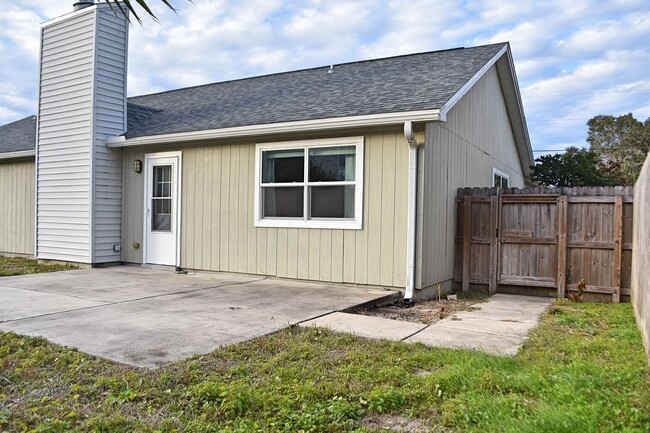 Building Photo - Four Bedroom Niceville Proper