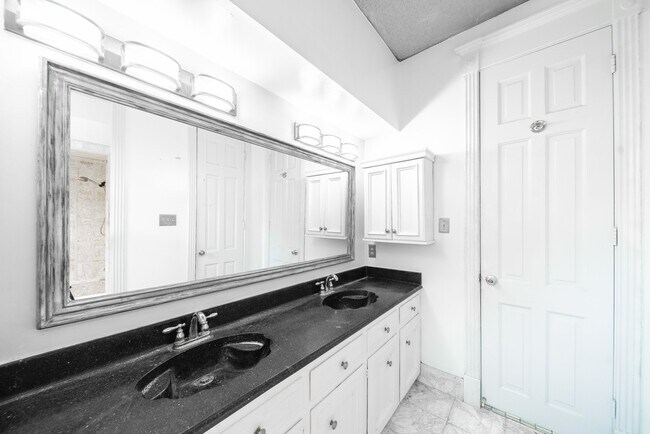 Building Photo - 15738 Fleetwood Oaks Dr