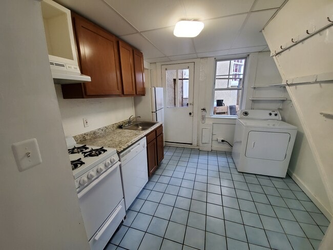 Building Photo - 145 King George St