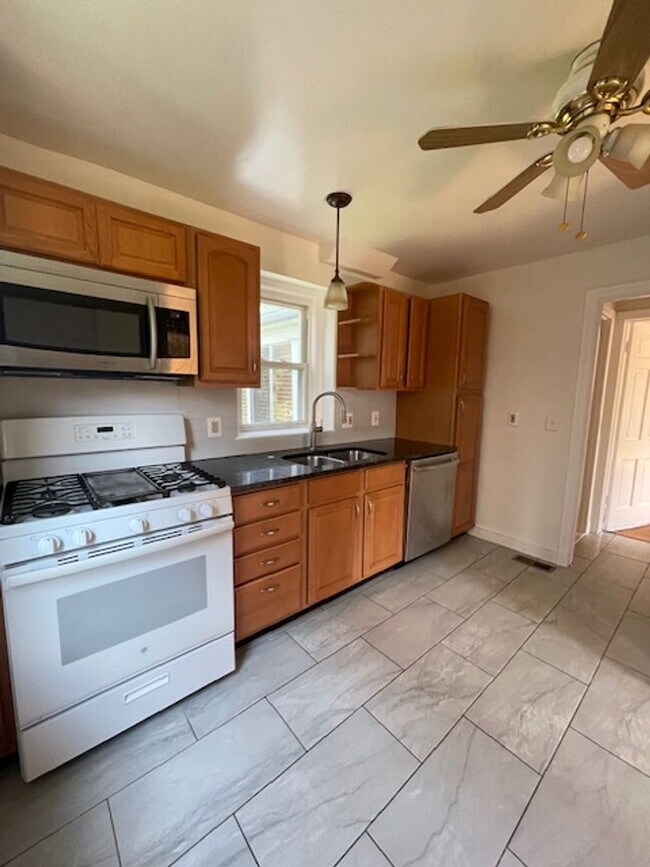 Building Photo - CHARMING BRICK COLONIAL HOME IN ROCKVILLE, CLOSE TO METRO AND ROCKVILLE TOWN CENTER