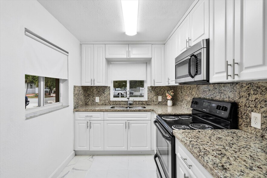 Building Photo - 934 E 22nd St