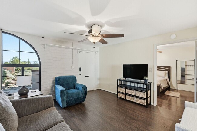 Building Photo - Charming Furnished, 55+ Community in Green Valley!