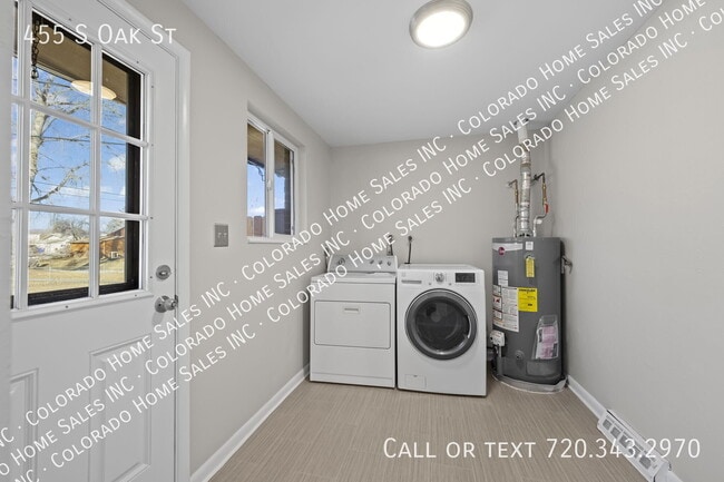 Building Photo - 455 S Oak St