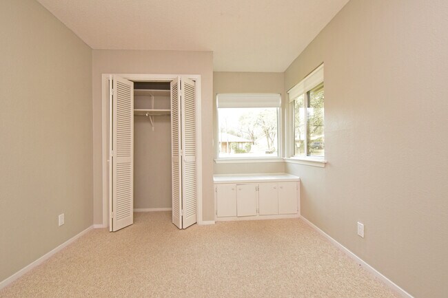 Building Photo - 4/3 w/ Fenced yard & enclosed patio!