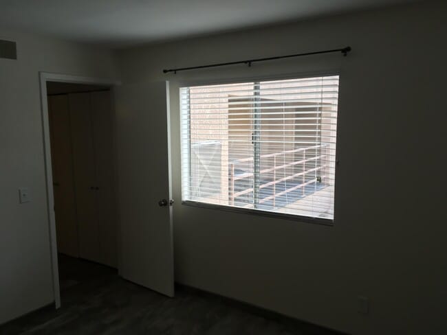 Building Photo - 2601 W Broadway Blvd