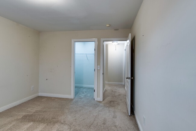 Building Photo - **ESTABLISHED NEIGHBORHOOD, AMAZING LOCATION**