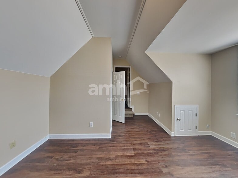 Building Photo - 2885 Runnymeade Dr