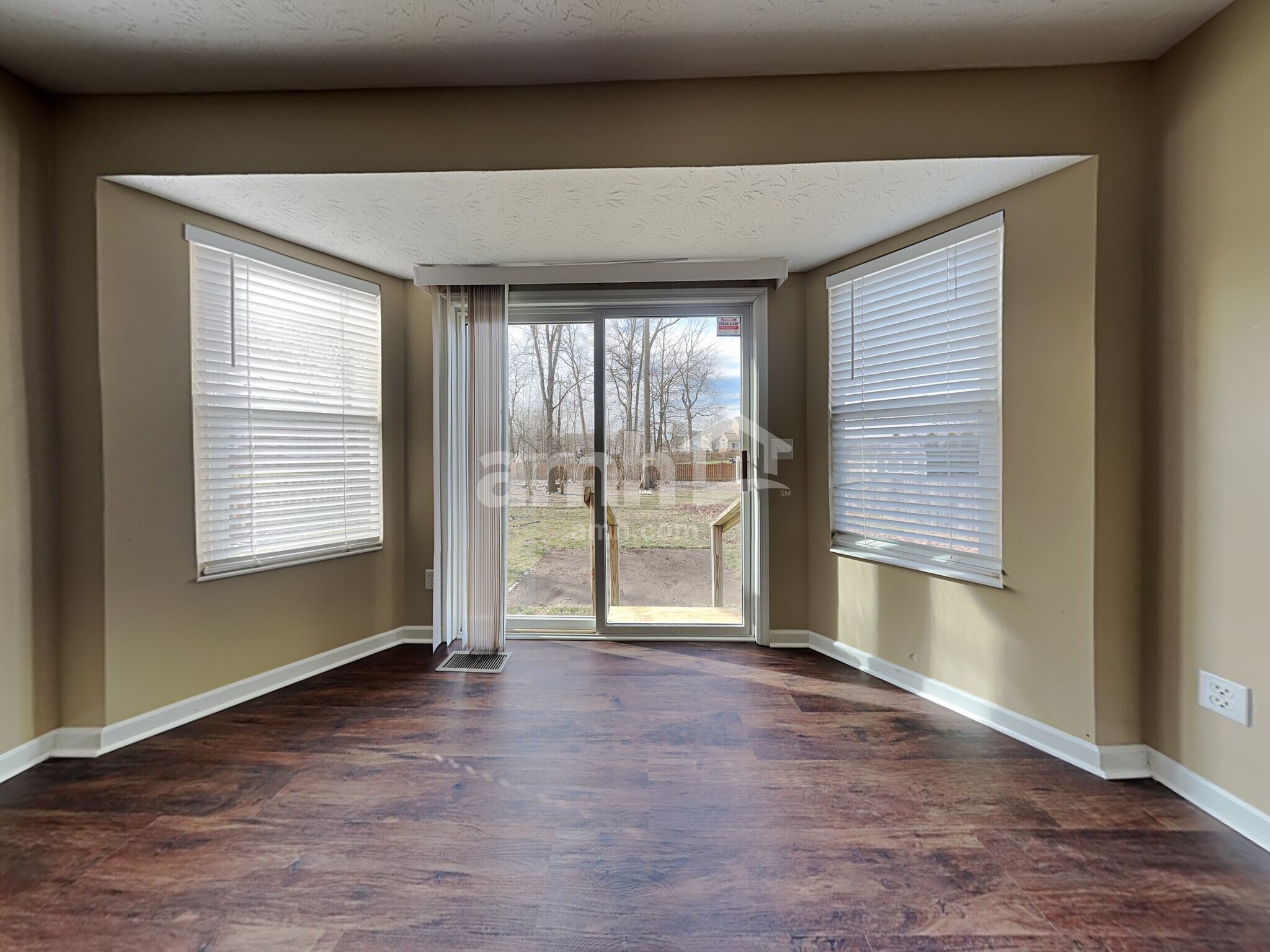 Building Photo - 5263 Summerset Dr